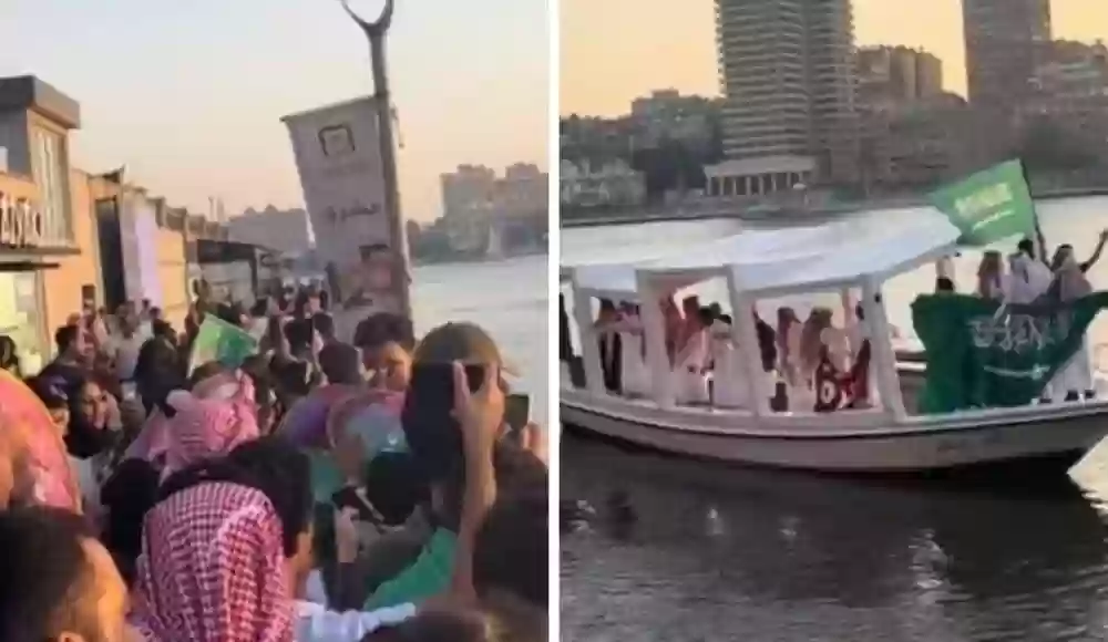 شبان سعوديون يداعبون طفلًا أثناء احتفالات اليوم الوطني